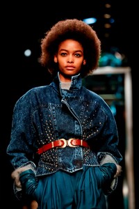 Alberta-Ferretti-RTW-FW18-Milan-9031-1519234249.thumb.jpg.e532b93af3bb1a49c9022b1044242390.jpg