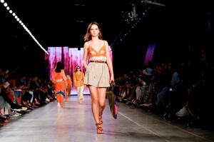 Alberta-Ferretti-RTW-SS20-Milan-1517-1568838857.thumb.jpg.49a4a720ed9c6b7fb9bb8cb41ba93a2c.jpg