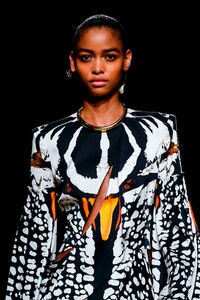 Alexander-McQueen-RTW-FW18-Paris-1090-1520278265.thumb.jpg.f0bcbdbdb4349e9087a2fc06a4a8505f.jpg