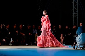 Alexander-McQueen-RTW-FW18-Paris-1210-1520278480.thumb.jpg.304a61c88a14ff40ff4bce710467e4da.jpg