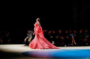 Alexander-McQueen-RTW-FW18-Paris-1212-1520278481.thumb.jpg.69fe34f42bba0d865719e6a0169379af.jpg