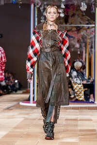 Alexander-McQueen-RTW-SS18-Paris-9742-1506975724.thumb.jpg.b5ffa83af2dc4de22ea1dcd65fc2df3a.jpg