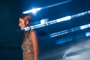 Alexander-McQueen-RTW-SS19-Paris-34509-1538422500.thumb.jpg.8c2473a8e88ae72ec282e1551ba1b38e.jpg