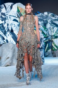 Alexander-McQueen-RTW-SS19-Paris-9003-1538426146.thumb.jpg.6bcc4ec9e0832b3bdb51714ebb0754aa.jpg