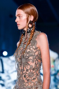 Alexander-McQueen-RTW-SS19-Paris-9009-1538426149.thumb.jpg.15a0d805121e8e59279a7af6f7a46cf1.jpg