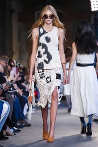 Altuzarra-RTW-SS18-Paris-8100-1506796410.thumb.jpg.fc46b143e2c3a166dcfbb4cedafda27e.jpg