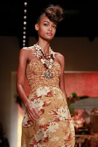 Anna-Sui-Collection-RTW-SS19-New-York-8817-1536623136.thumb.jpg.a39c5d1abe467674977fb0af3966515b.jpg