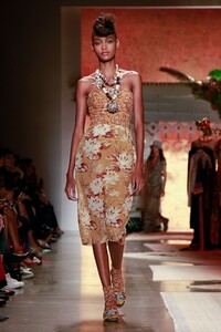 Anna-Sui-RTW-SS19-New-York-8811-1536623149.thumb.jpg.126fcc153050b64d8670efda18252ba1.jpg