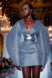 Balmain-RTW-SS19-Paris-9131-1538133113.thumb.jpg.72c9645a25ad35b6a686e48ea24c58c9.jpg
