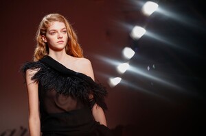 Blumarine-RTW-FW19-Milan-34576-1550833607.thumb.jpg.cbbaa5e4448e0442d76f669d0621113b.jpg