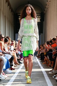 Blumarine-RTW-SS19-Milan-0939-1537521063.thumb.jpg.799c4ee8505a5ef01bc110cac07fda3e.jpg