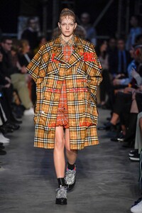 Burberry-RTW-FW19-London-0255-1550427425.thumb.jpg.1db35ea7f10eca0d6f031db9b675b49c.jpg