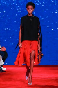 Calvin-Klein-RTW-SS19-New-York-3527-1536713769.thumb.jpg.26408d7a14ba51e33159f267bfd5df15.jpg