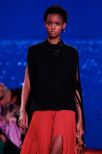 Calvin_Klein-205W39NYC-Men-Women-RTW-SS19-New-York-3529-1536713819.thumb.jpg.042b8be9ca5e2a6ddecb39476b420e3e.jpg