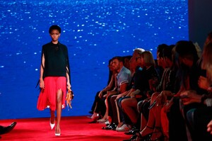 Calvin_Klein-205W39NYC-Men-Women-RTW-SS19-New-York-36344-1536697984.thumb.jpg.dc89aafb349c54945df32f96993da4cf.jpg