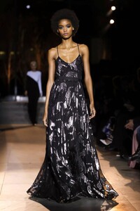 Carolina-Herrera-RTW-FW18-NY-7171-1518467777.thumb.jpg.8f6d03700c024ec4537fa37110c8bd9e.jpg