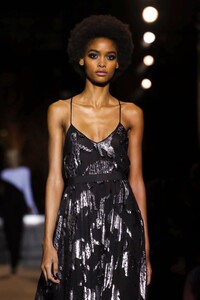 Carolina-Herrera-RTW-FW18-NY-7173-1518467778.thumb.jpg.c68729e36cd3516176274d17f3a44d99.jpg