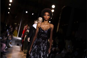 Carolina-Herrera-RTW-FW18-NY-7285-1518468007.thumb.jpg.2586d10ffe13b0026c55dc5ca6715e04.jpg
