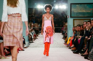 Carolina-Herrera-RTW-SS19-New-York-7562-1536589774.thumb.jpg.291dbc2828f21cab6efc8ffe44d110c4.jpg