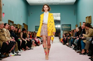 Carolina-Herrera-RTW-SS19-New-York-7644-1536590187.thumb.jpg.d7f44d45f0ebdf8fe80be2beaafc430d.jpg