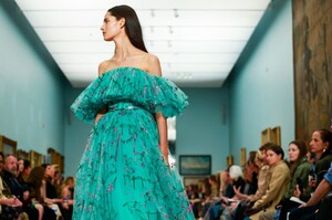 Carolina-Herrera-RTW-SS19-New-York-7888-1536591563.thumb.jpg.96fc7b83fddf05ff472f8a494b8fa086.jpg