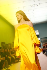 Carolina_Herrera_-Collection-RTW-SS19-New-York-34228-1536575704.thumb.jpg.1426065e68aed0492e7fbb906c6d10a6.jpg