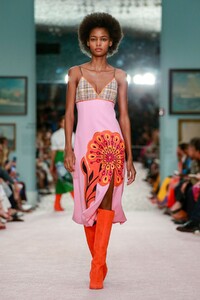 Carolina_Herrera_-Collection-RTW-SS19-New-York-7564-1536589781.thumb.jpg.f2d8000260ef31793e9f5cc175aded36.jpg