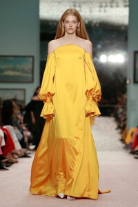 Carolina_Herrera_-Collection-RTW-SS19-New-York-7912-1536591370.thumb.jpg.51b1d68df427ca0ab6b8730f76ef68b0.jpg