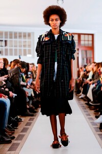 Carven-RTW-FW18-Paris-1679-1519925058.thumb.jpg.aa9e8ff006dc25eb61bcb69c06f8a023.jpg