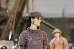 Chanel-Couture-FW17-Paris-8785-1499163935.thumb.jpg.b012a1a378ebcf7357ed94a5055fd4d7.jpg