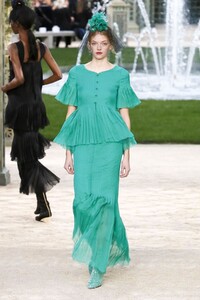 Chanel-Couture-SS18-Paris-0711-1516702691.thumb.jpg.ccdba4c72c024c8f5e0db14eb8cecc4a.jpg