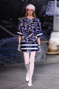 Chanel-Cruise-2018-Paris-0080-1525384318.thumb.jpg.5f363be87c9d16f05847ba02181f9c72.jpg