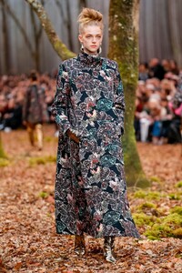 Chanel-RTW-FW18-Paris-1598-1520330269.thumb.jpg.ab34d673d2f57a3ca7121afb590af7aa.jpg