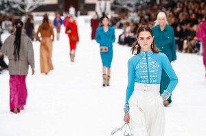 Chanel-RTW-FW19-Paris-39602-1551783910.thumb.jpg.3de15a80d62ce9e8f9fa920b0b1a92df.jpg