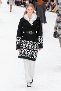 Chanel-RTW-FW19-Paris-4316-1551783795.thumb.jpg.6c62e687f358cce73fb303cd99ef0ffb.jpg