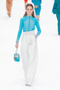 Chanel-RTW-FW19-Paris-4526-1551783941.thumb.jpg.20a4d9c5361297143b3a961862b6f62d.jpg