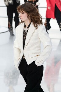 Chanel-RTW-FW20-Paris-2889-1583232732.thumb.jpg.5d83448c9791c4dd9dc7716894f87e11.jpg