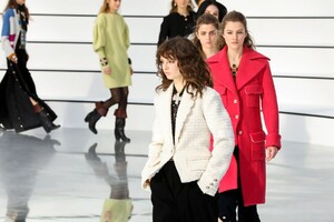 Chanel-RTW-FW20-Paris-3390-1583233439.thumb.jpg.aae2efba1a20a4b7227499cc5bafdb3d.jpg