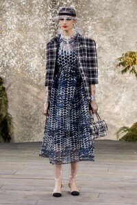 Chanel-RTW-SS18-Paris-1398-1507028296.thumb.jpg.44121c87d47ecbb002612733128cde02.jpg