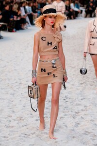 Chanel-RTW-SS19-Paris-5933-1538474444.thumb.jpg.6365cb445fa27d2d3f76d4c0895e6b8e.jpg
