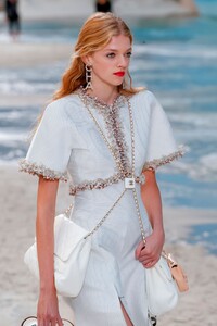 Chanel-RTW-SS19-Paris-6066-1538474558.thumb.jpg.f19d4ccce5cbfdc0e7bc56516317ba11.jpg