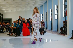 Chloe-RTW-SS19-Paris-16379-1538040890.thumb.jpg.2f50156cc70b02d861ba8f0e3ce29a5d.jpg