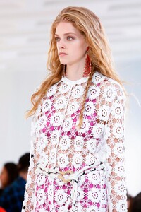Chloe-RTW-SS19-Paris-7598-1538044531.thumb.jpg.9e37f17b0381169fd25b4aad282486f0.jpg