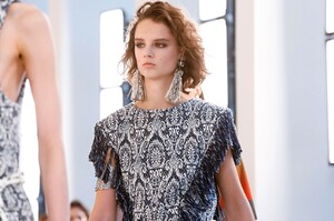Chloe-RTW-SS19-Paris-8146-1538045074.thumb.jpg.ed1b402d00a4eaac8bd2c20e3f744b83.jpg