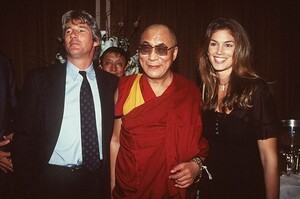 Cindy-Crawford-et-Richard-Gere-au-gala-de-bienfaisance-au-Regent-Hotel-organise-au-benefice-du-leader-tibetain-en-septembre-1993.jpg