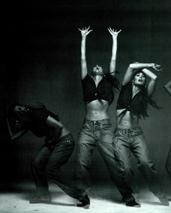 DM_Comte_Vogue_Italia_August_1993_06.thumb.png.7bd42c29cf8a76c1fa80f0ad75463006.png