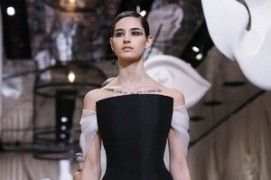 Dior-Couture-SS18-Paris-1298-1516634346.thumb.jpg.39e249c001eb8850aa694a4d08eae938.jpg