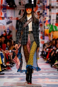 Dior-RTW-FW18-Paris-9097-1519740997.thumb.jpg.317760f50ec52151499d42c03dc744e7.jpg