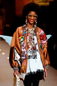 Dolce-And-Gabbana-RTW-FW18-Milan-6796-1519570439.thumb.jpg.bcbd9550831f446e8dcf3303ee71ec17.jpg