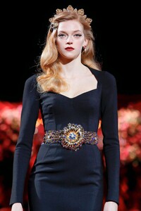 Dolce-Gabbana-RTW-FW19-Milan-6861-1551020067.thumb.jpg.95d935de62183a89385b4353ecdc9104.jpg